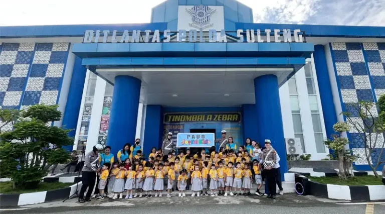 Foto bersama anak-anak Joyful Kids pada kegiatan kunjungan ke Ditlantas Polda Sulteng, Rabu (12/3/2025). (Foto: Joyful Kids)