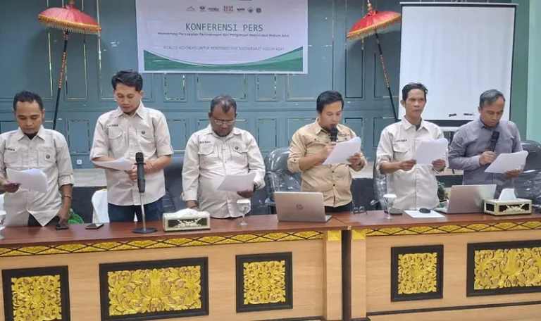 Sejumlah perwakilan organisasi dalam koalisi Karamha menyampaikan pernyataan sikap apad akonferensi pers di Palu, Senin (24/3/2025). (Foto: Ikram)
