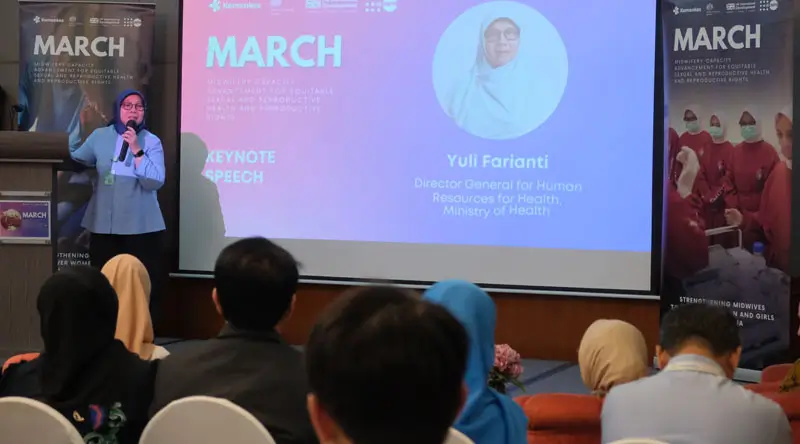 Direktur Jenderal Sumber Daya Manusia Kesehatan, Kementerian Kesehatan, Yuli Farianti, pada peluncuran MARCH, proyek kolaboratif antara UNFPA dan Pemerintah Indonesia yang bertujuan memperkuat kapasitas bidan untuk menurunkan angka kematian ibu dan bayi baru lahir, di Jakarta, Senin (10/3/2025). (Foto: UNFPA Indonesia/Itsnain Bagus)