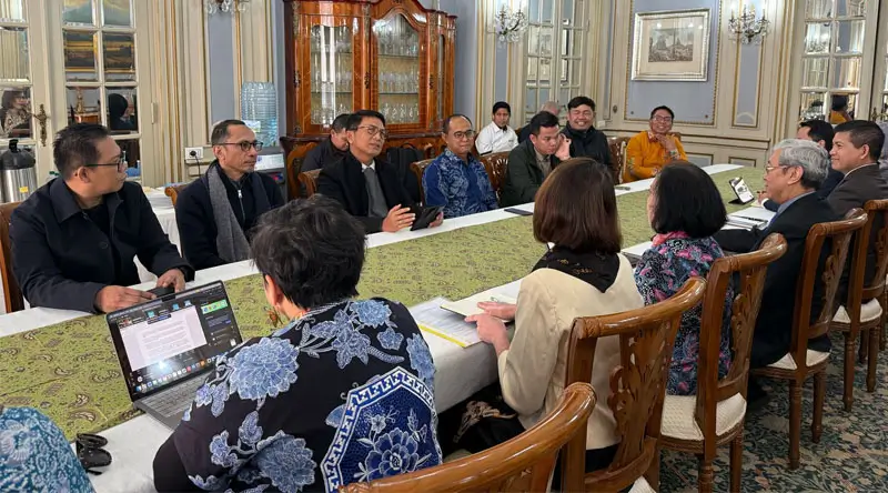 Tim Kemnkum untuk persiapan sumpah naturalisasi tiga pemain sepak bola di Kedubes Italia di Roma, Minggu (9/3/2025). (Foto: HO-Kemenkum)