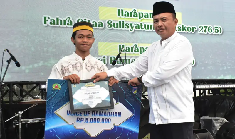 Danrem 132/Tdl, Brigjen TNI Deni Gunawan menyerahkan bonus kepada salah seorang pemenang pada Semarak Ramadhan Korem 132/Tadulako di Palu, Senin (24/3/2025). (Foto: Penrem 132/Tdl)