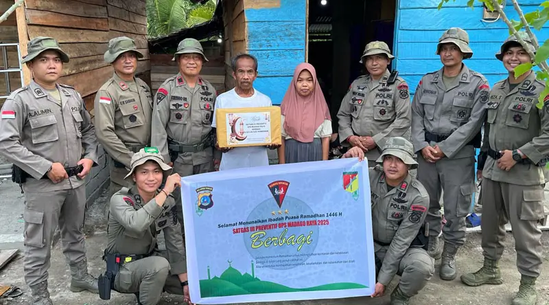 Foto bersama warga usai penyerahan sembako kepada warga oleh Satgas III Preventif Ops Madago Raya di Desa Tokorndo, Poso, Jumat (14/3/2025). (Foto: Humas Satgas Madago Raya)