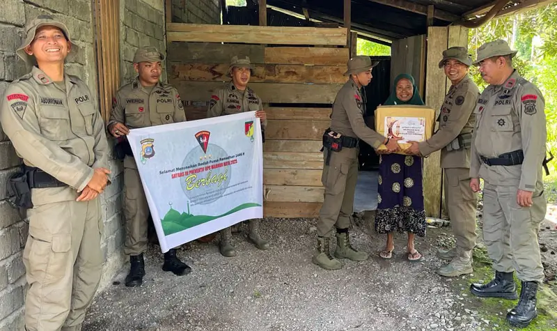 Personel Satgas Madago Raya amenyerahkan sembako pada seorang warga di Poso, Kamis (27/3/2025). (Foto: Humas Satgas Madago Raya)