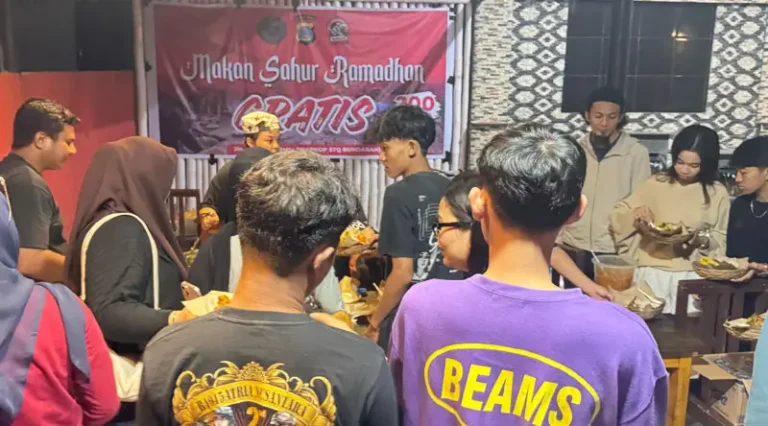 Warga antre untuk mendapatkan makan sahur di posko Makan Sahur Gratis Satgas Madago Raya di Warkop STQ Bundaran, Palu, Sabtu (15/3/2025). (Foto: Humas Satgas Madago Raya)