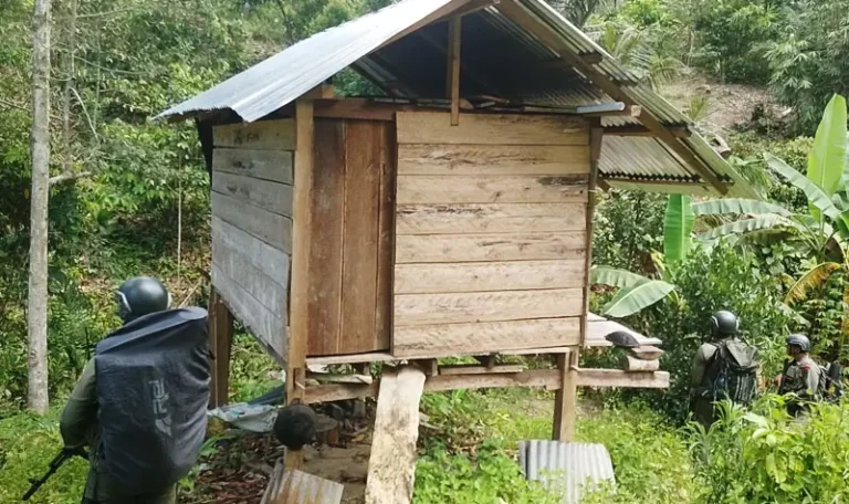 Sejumlah personel Satgas Madago Raya pad apatroli hutan di wilayah Purwosari-Torue-Astina, Parigi Moutong, Rabu (26/3/2025). (Foto: Humas Satgas Madago raya)