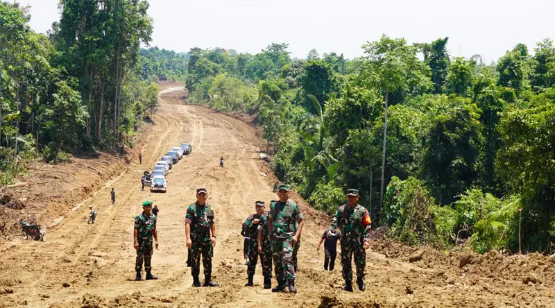 Pangdam XIII/Merdeka, Mayjen TNI Suhardi saat meninjau pembukaan jalan 9,6 kilometer pad aTMMD ke-123 di Morowali. (Fto: Penem 132/Tdl)