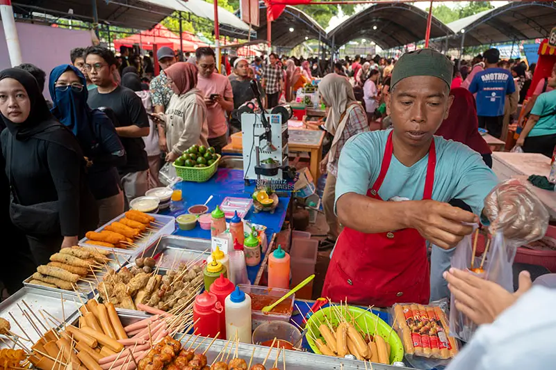 Pedagang melayani pembeli di Pasar Ramadhan yang baru dibuka di Palu, Sulawesi Tengah, Sabtu (1/3/2025). (bmzIMAGES/Basri Marzuki)