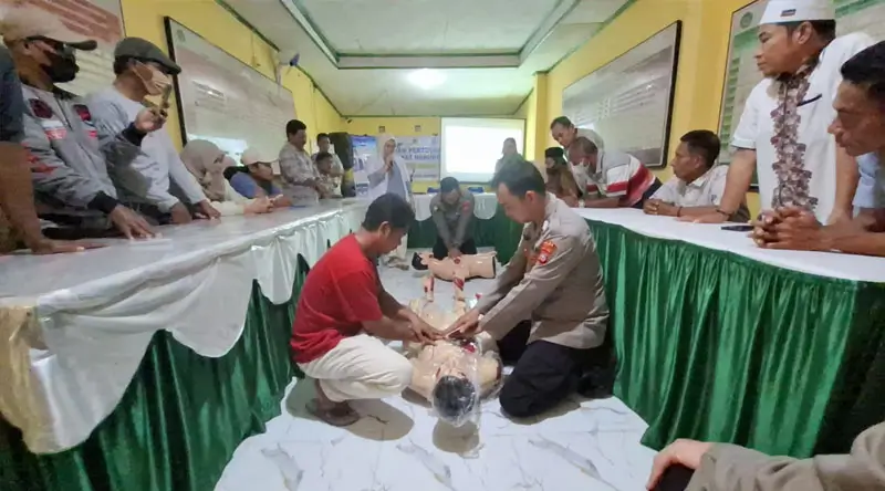 Pelatih menunjukkan cara penanganan korban pada pelatihan pertolongan pertawa gawat darurat di Poslek Palu Selatan, Jumat (14/3/2025). (Foto: Humas Polda Sulteng)