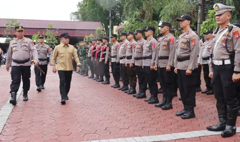 Wali Kota Palu Hadianto Rasyid didampingi Kapolresta Palu Kombes Pol Deny Abrahamas memeriksa pasukan pada apel gelar pasukan dalam rangka Operasi Ketupat Tinombala 2025 di Mapolresta Palu, Kamis (20/3/2025). (Foto: Prokopim Setda Kota Palu/Jufri)