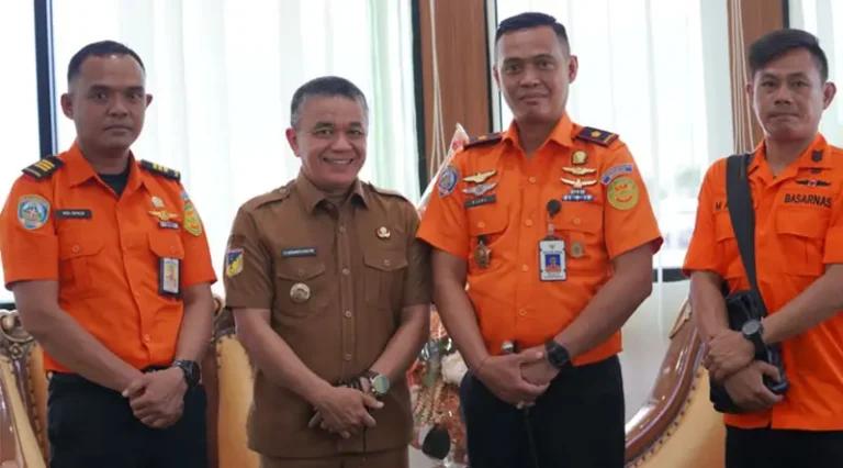 Wali Kota Palu, Hadianto Rasyid (kedua kiri) bersama Kepala Basarnas Pau, Muh RIzal (kedua kanan) di ruang kerja Wali Kota Palu, Selasa (4/3/2025). (Foto: prokopim Setda Kota Palu/Iwan)
