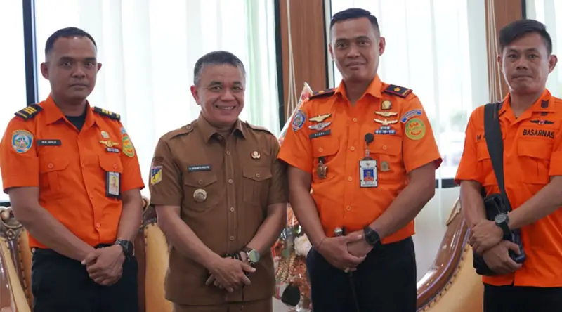 Wali Kota Palu, Hadianto Rasyid (kedua kiri) bersama Kepala Basarnas Pau, Muh RIzal (kedua kanan) di ruang kerja Wali Kota Palu, Selasa (4/3/2025). (Foto: prokopim Setda Kota Palu/Iwan)