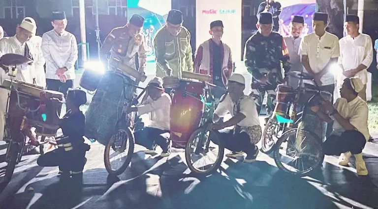 Kadis Pariwisata Kota Palu, Rahmad Mustafa (tengah) memukul alat musik menandai pembukaan Festival ramadhan Tawaeli, Jumat (14/3/2025) malam. (Foto: Prokopim Setda Kota Palu/Jufri)