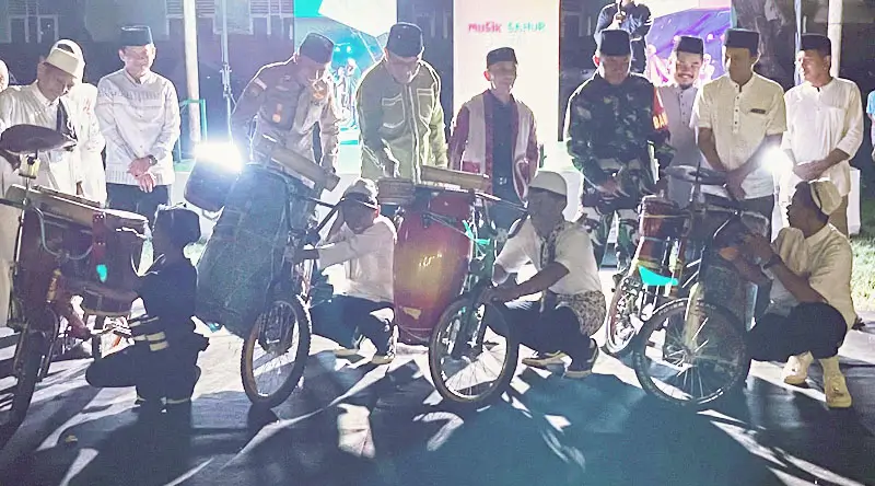 Kadis Pariwisata Kota Palu, Rahmad Mustafa (tengah) memukul alat musik menandai pembukaan Festival ramadhan Tawaeli, Jumat (14/3/2025) malam. (Foto: Prokopim Setda Kota Palu/Jufri)