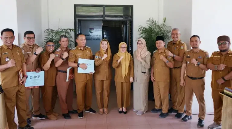 Wakil Wali Kota Palu, Imelda Liliana Muhidin (tengah) bersama Sekot Palu, Irmayanti (keenam kanan) dan sejumlah Camat usai penyerahan DHKP di Kantor Wali Kota Palu, Senin (10/3/2025). (Foto: Prokopim Setda Kota Palu/Jufri)