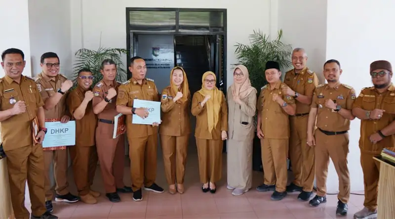 Wakil Wali Kota Palu, Imelda Liliana Muhidin (tengah) bersama Sekot Palu, Irmayanti (keenam kanan) dan sejumlah Camat usai penyerahan DHKP di Kantor Wali Kota Palu, Senin (10/3/2025). (Foto: Prokopim Setda Kota Palu/Jufri)