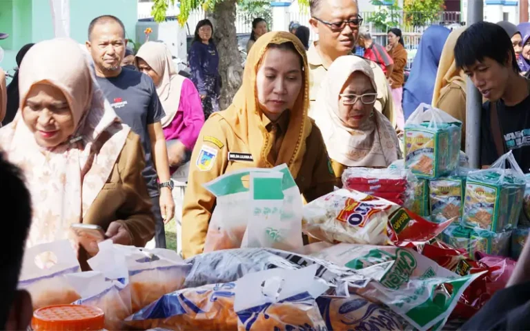 Wawali Palu, Imelda Liliana Muhidin meninjau stan pad aGerakan Pangan Murah di Halaman kantor Dinas Pertanian dan Ketahanan Pangan Kota Palu, Selasa (18/3/2025). (Foto: prokopim Setda Kota Palu/Jufri)