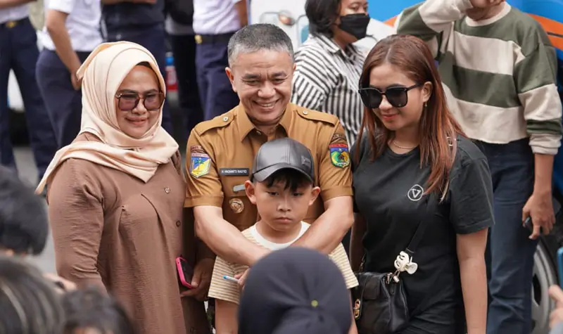 Wali Kota Palu, Hadianto Rasyid berfoto bersama peserta mudik gratis saat disambut di Halaman kantor Wali Kota Palu, Selasa (25/3/2025). (Foto: Prokopim Setda Kota Palu/Iwan)