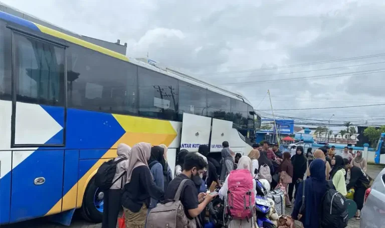 Sejumlah warga Kota Palu yang berdiam di Makassar bersiap naik ke bus untuk mudik ke Palu dalam program mudik gratis Pemkot Palu di Makassar, Sabtu (22/3/2025). (Foto: Dishub Kota Palu)