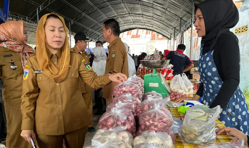 Wawali Palu, Imleda Liliana Muhidin pada Pasar Murah di Kelurahan Palupi Palu, Senin (24/3/2025). (Foto: Prokopim Setda Kota PAlu/Jufri)