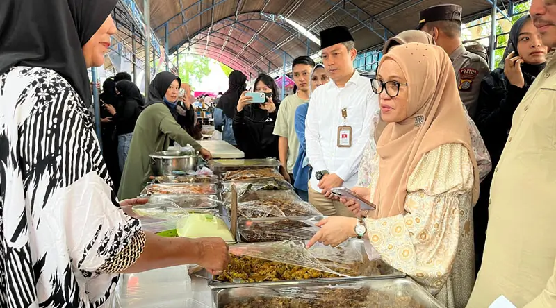 Sekkot Irmayanti usai membuka Pasar Ramadhan di Lapangan KONI Kota Palu, Sabtu (1/3/2025). (Foto: Prokopim Setda Kota Palu/Jufri)