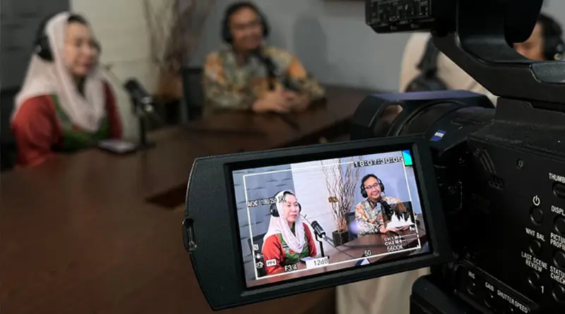 Wawali Palu, Imleda Liliana Muhidin (kiri) dan Kepala BI Sulteng, Rony Hartawan pada Dialog Fukos Kita di Studio RRI Pro2 Palu, Kamis (13/3/2025). (Foto: Prokopim Setda Kota Palu/Jufri)