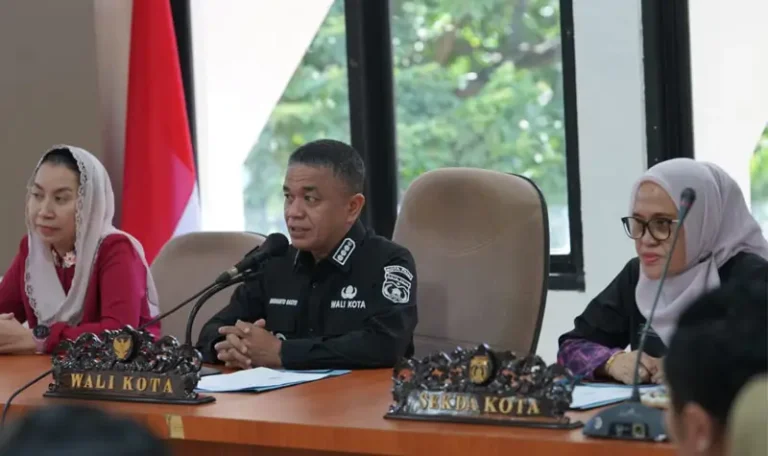 Wali Kota Palu, Hadiaanto Rasyid (tengah) didampingi Wawali Imelda Liliana (kiri) dan Sekkot Palu, Irmayanti pada pertemuan dengan pimpinan perbankan se Kota Palu, Kamis (27/3/2025). (Foto: Prokopim Setda Kota Palu/Iwan)