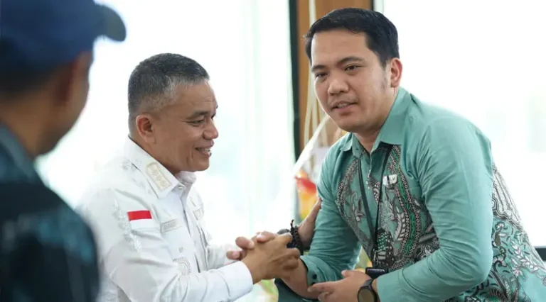 Wali KOta Palu, Hadianto Rasyid (kiri) bersama Kepala Cabang PT Pelni Palu, Christian Moreys Nainggolan di Kantor Wali Kota Palu, Kamis (6/3/2025). (Foto: Prokopim Setda Kota Palu/Jufri)