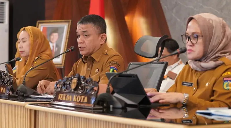 Wali Kota Palu, Hadianto Rasyid (tengah) bersama Wakil Wali Kota, Imelda Liliana Muhidin (kiri) dan Sekkot Palu, Irmayanti pada Raker Pemkto Palu di Auditorium Kanotr Wali Kota Palu, Selasa (4/3/2025). (Foto: Porkopi Setda Kota Palu/Iwan)