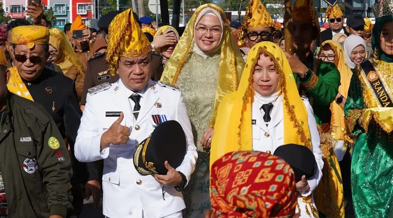 Wali Kota Palu, Hadaianto Rasyid dan Wakil wali Kota Palu, Imelda Liliana Muhidin disambut secara adat saat tiba kembali di palu, Senin (3/3/2025). (Foto: prokopim Setda Kota Palu/Jufri)