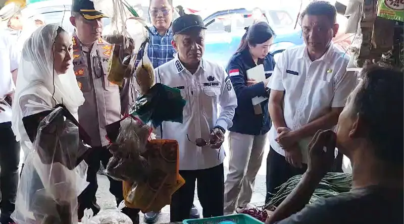 Wali Kota, wakil Wali Kota, dan Kapolresta Palu berbincang dengan pedagang di Pasar Masomba, Rabu (12/3/2025). (Foto: Humas Polresta Palu)