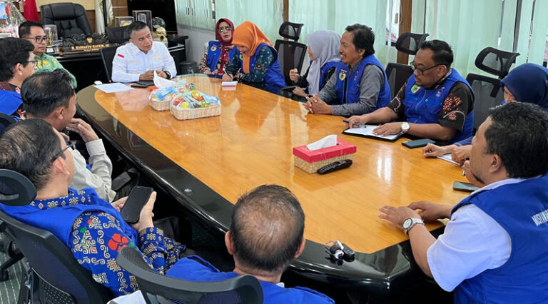 Wali KOta Palu, Hadianto Rasyid saat bertemu dengan Kadis Dikbud dan sejumlah kepala sekolah di Palu, Kamis (6/3/2025). (Foto: Prokopim Stda Kota Palu/Jufri)