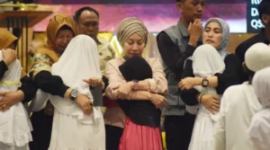 Wawali Palu, Imelda Liliana Muhidin (tengah) memeluk salah seorang anak yatim pada Yatim Fest Ramadhan 1446 H di Sriti Convention Center, Minggu (9/3/2025). (Foto: Prokopim Setda Kota Palu/Imron)