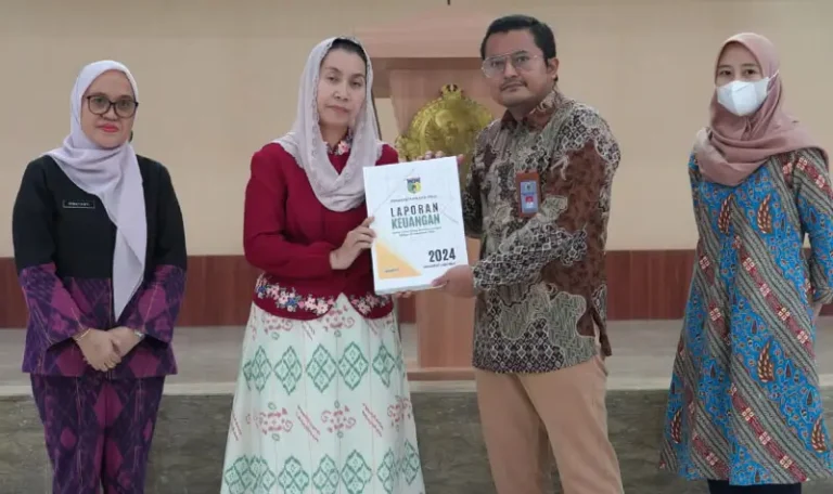 Wakil Wali Kota Palu, Imelda Liliana Muhidin didampingi Sekkot Palu, Irmayanti (kiri) menyerahkan laporan keuangan kepada BPK Sulteng, Kamis (27/3/2025). (Foto: Prokopim Setda Kota Palu/Iwan)