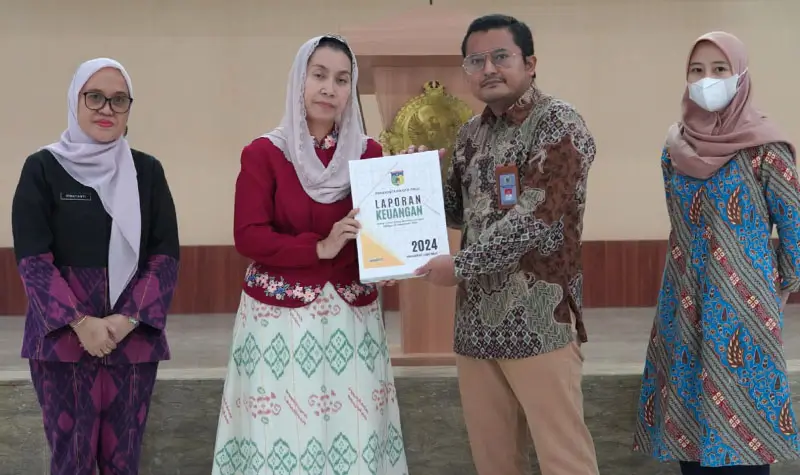 Wakil Wali Kota Palu, Imelda Liliana Muhidin didampingi Sekkot Palu, Irmayanti (kiri) menyerahkan laporan keuangan kepada BPK Sulteng, Kamis (27/3/2025). (Foto: Prokopim Setda Kota Palu/Iwan)