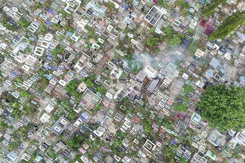 oto udara sejumlah warga melakukan ziarah kubur di Tempat Pemakaman Umum (TPU) Pogego, Palu, Sulawesi Tengah, Kamis (27/2/2025). (bmzIMAGES/Basri Marzuki)