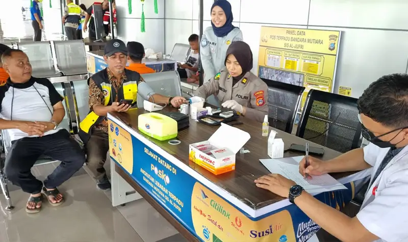 Petugas memeriksa kesehatan seorang pemudik di Terminal Mamboro, Palu, Kamis (27/3/2025). (Foto: Humas Polda Sutleng)