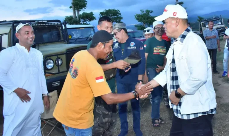Kapolda Sulteng, Irjen Pol Agus Nugroho menyalami salah seorang anggota komunitas offroad saat buka puasa bersama di Palu, Kamis (28/3/2025). (Foto: Humas Polda Sutleng)