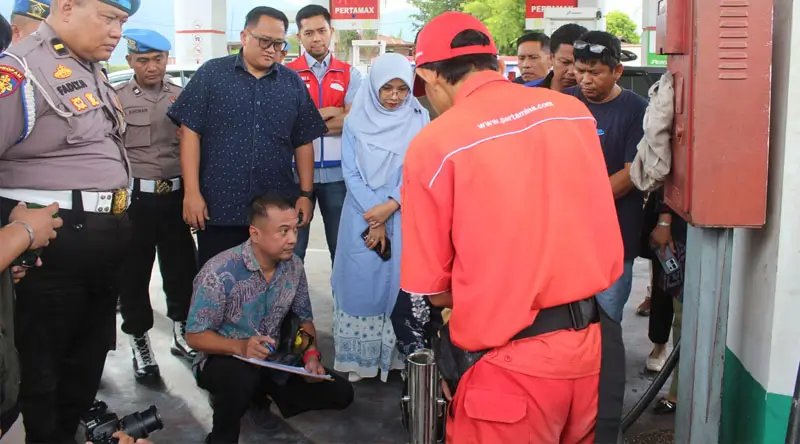 Petugas mengamati sampel BBM pada sidak SPBU di Palu, Kamis (13/3/2025). (Foto: Humas Polda Sulteng)