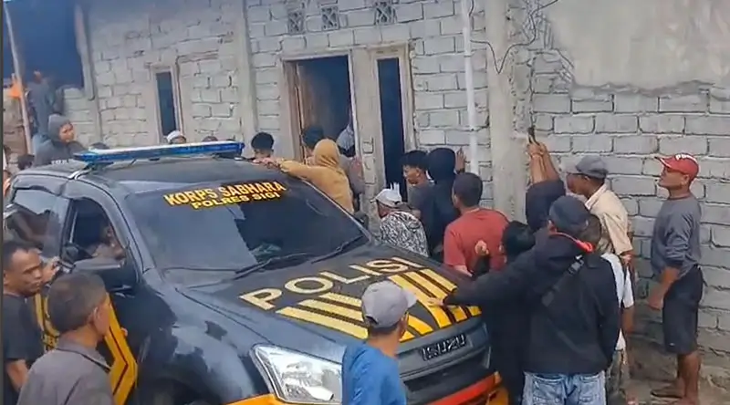 Drama evakuasi tiga terduga pencuri motor oleh aparat Polresta Sigi di Desa Soulowe, Minggu (2/3/2025). (Foto: tangkapan layar Polres Sigi)