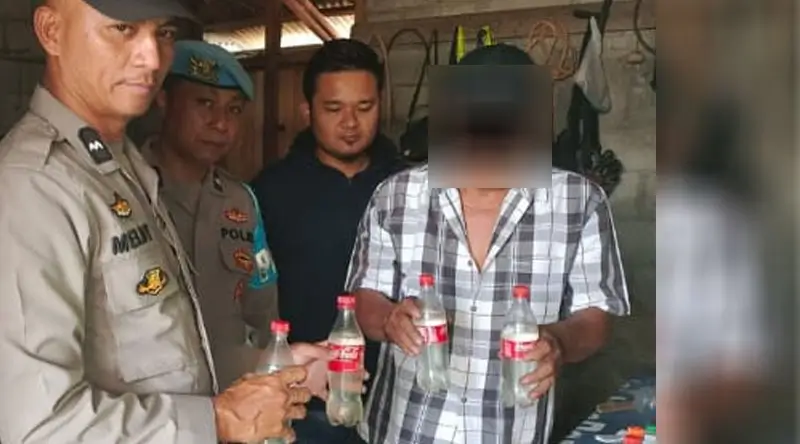 Petugas menunukkan miras yang disita dari warga, Minggu (9/3/2025). (Foto: Humas Polres Sigi)