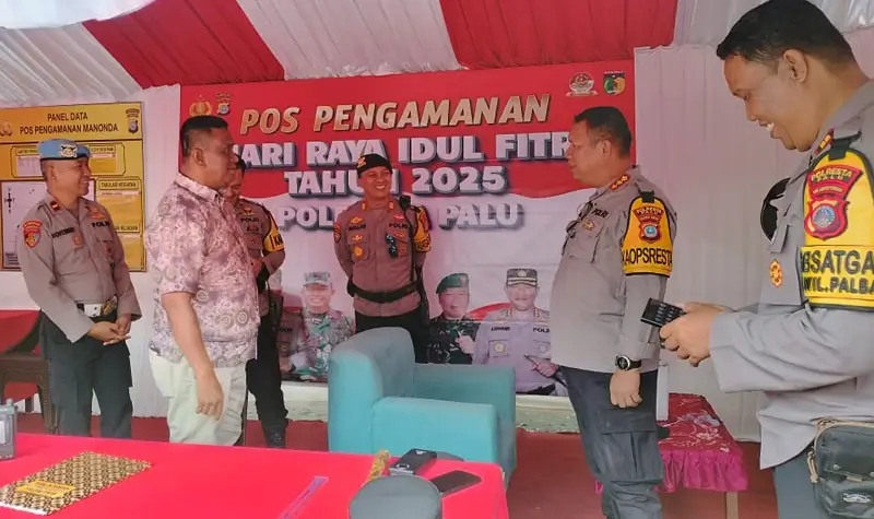Kapolresta Palu, Kombes Pol Deny Abrahams (kedua kanan) di salahs atu pos pengamanan lebaran di palu, Senin (24/3/2025). (Foto: Humas Polresta Palu)