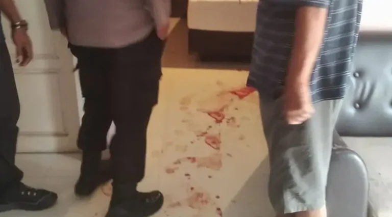 Polisi di TKP pembacokan yang menewaskan Raiscal di sebuah homestay di Tavanjuka, Palu, Sabtu (1/3/2025). (Foto: Huams Polresta Palu)