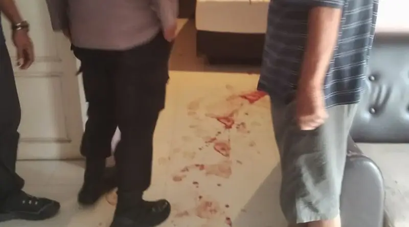 Polisi di TKP pembacokan yang menewaskan Raiscal di sebuah homestay di Tavanjuka, Palu, Sabtu (1/3/2025). (Foto: Huams Polresta Palu)