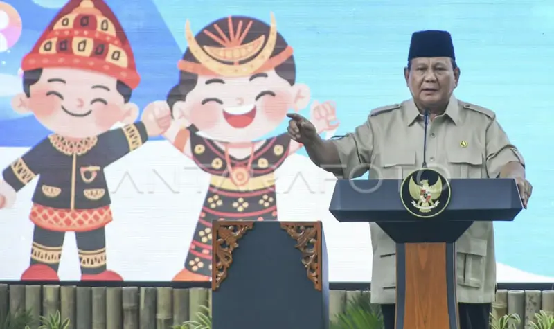 Presiden Prabowo Subianto menyampaikan pidato saat pengumuman pengesahan Peraturan Pemerintah (PP) tentang Tata Kelola Penyelenggaraan Sistem Elektronik dalam Perlindungan Anak di halaman Istana Merdeka, Jakarta, Jumat (28/3/2025). PP tersebut di antaranya mengatur pembatasan penggunaan media sosial dan pembatasan akses konten-konten digital untuk anak. ANTARA FOTO/Hafidz Mubarak A/agr