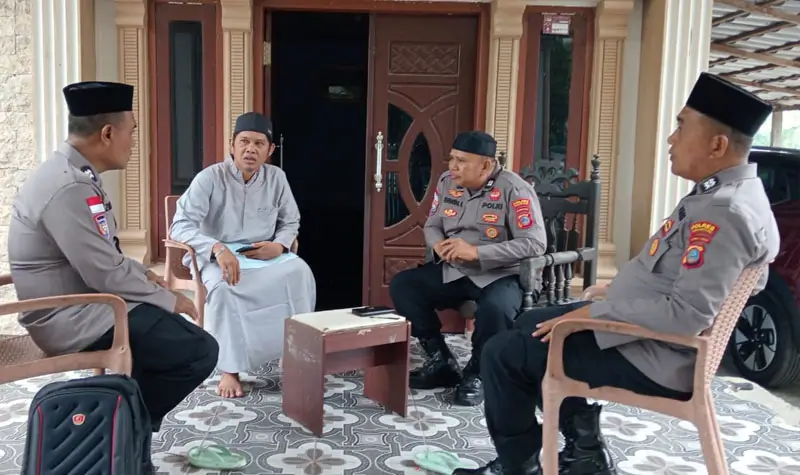 Kunjungan Dai Polri ke tokoh agama dalam rangka menciptakan kedamaian jelang PSU di Parigi Moutong, Senin (24/3/2025). (Foto: Huams Satgas Madago Raya)