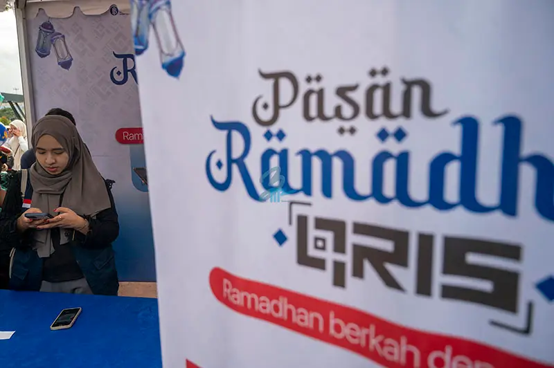 Warga melaukan registrasi di dengan QRIS untuk mendapatkan kupon potongan harga di Pasar Ramadhan di Palu, Sabtu (1/3/2025). (bmzIMAGES/Basri Marzuki)