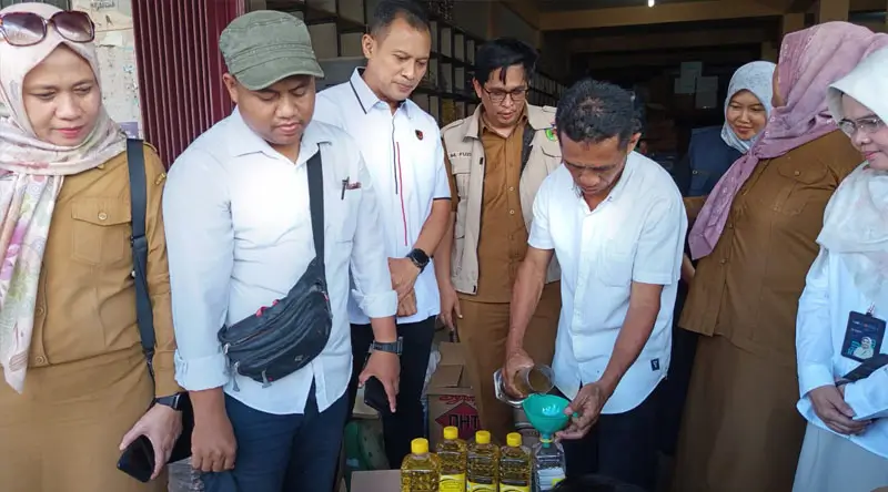 Pengujian takaran Minyak Kita pada sidak Satgas Pangan Polda Sulteng, Selasa (11/3/2025). (Foto: Humas Polda Sulteng)