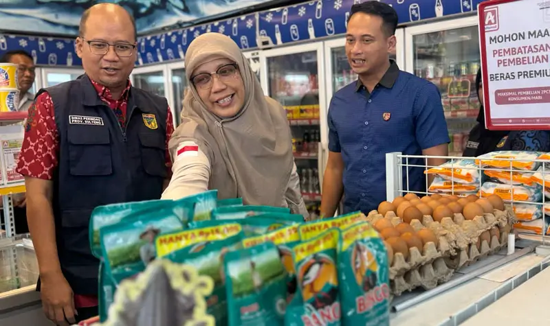 Sidak oleh Satgas Pangan di salah satu retail modern di Palu, Kamis (27/3/2025). (Foto: Humas Polda Sulteng)