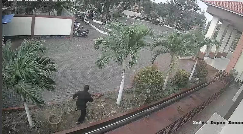 Salahs eorang dari dua tahanan yang terekam CCTV saat melarikan diri di PN Palu, Rabu (5/3/2025). (Foto: Tangkapan layar PN Palu)