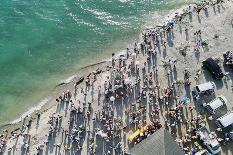 Umat Hindu mencuci kaki usai melaksanakan upacara Melasti di Pura Melasti Pantai Dupa, Palu, Kamis (27/3/2025). (bmzIMAGES/Basri Marzuki)
